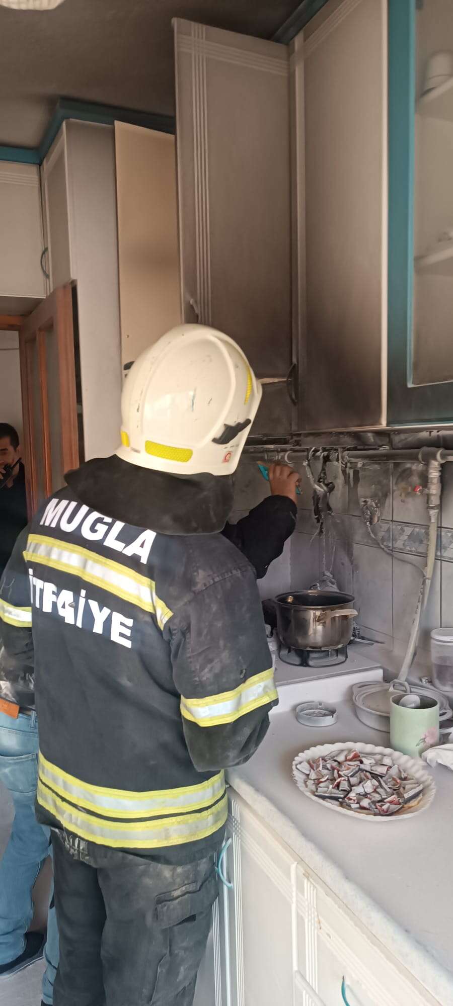 Menteşe’de Apartmanda Aspiratör Yangını: Kısa Süreli Panik Yaşandı 8